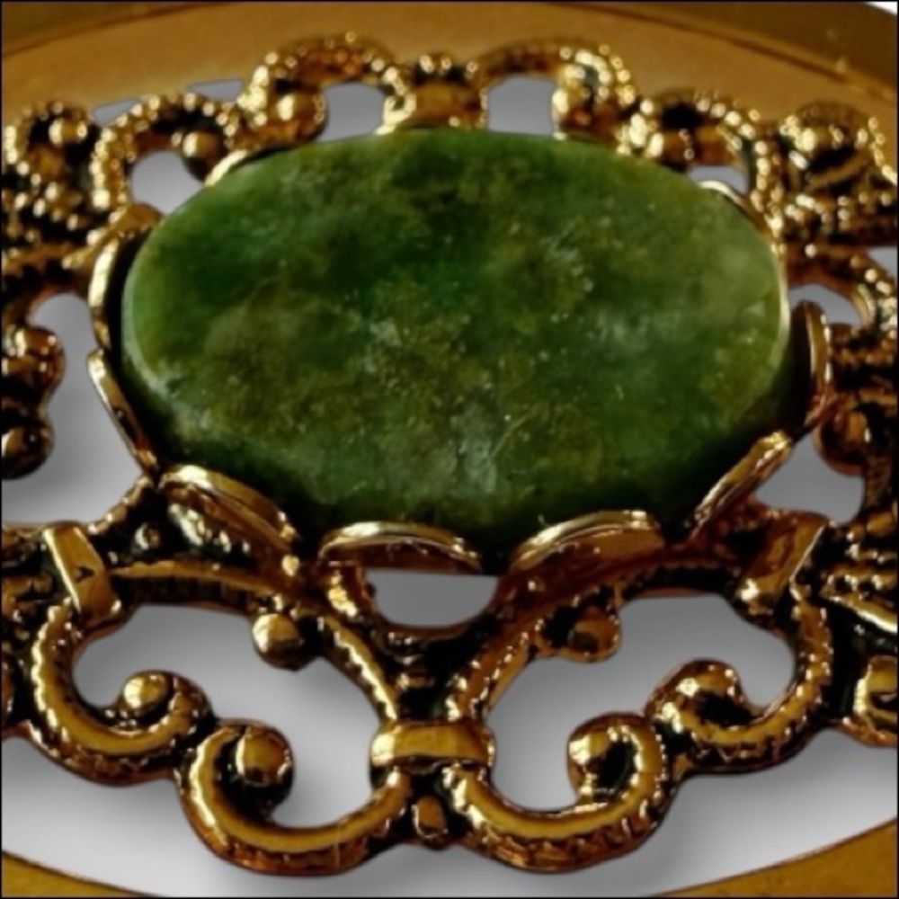 Vintage Gold Tone Filigree Brooch, Jade-like Green Cabochon, Mid‑Century Pin - Picture 3 of 11